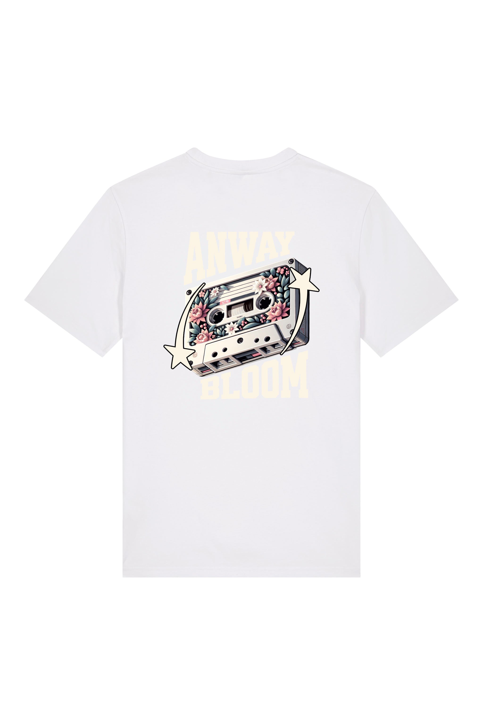 T-Shirt aus 100 % Bio-Baumwolle mit normaler Passform, erhältlich in verschiedenen Farben wie Blue Soul, Cotton Pink, Lavender, Aloe, Weiss und Schwarz. Individuell bedruckbar mit Wunschmotiv. Weiches, angenehm leichtes Material für hohen Tragekomfort. Ideal für einen zeitgemässen, entspannten Look. Als Motiv auf der Rückseite eine Kassette, dekoriert mit Blumen, eingerahmt von Sternen – Text „ANWAY BLOOM“.