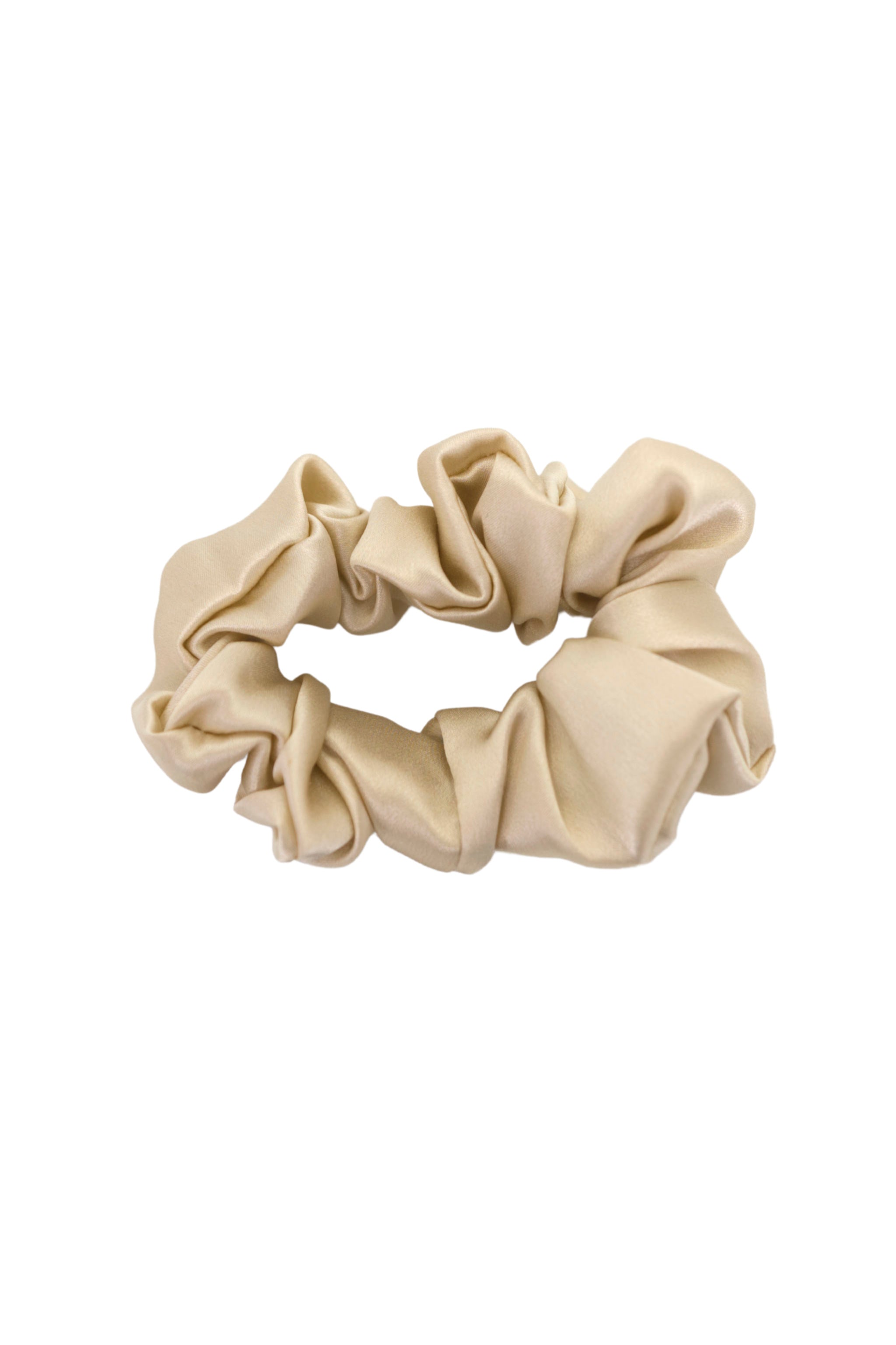 Midi Scrunchie aus 100 % Seide – sanfter Haargummi für optimalen Halt, elegantes Accessoire für Haare oder als Hingucker am Handgelenk in der Farbe Champagne.