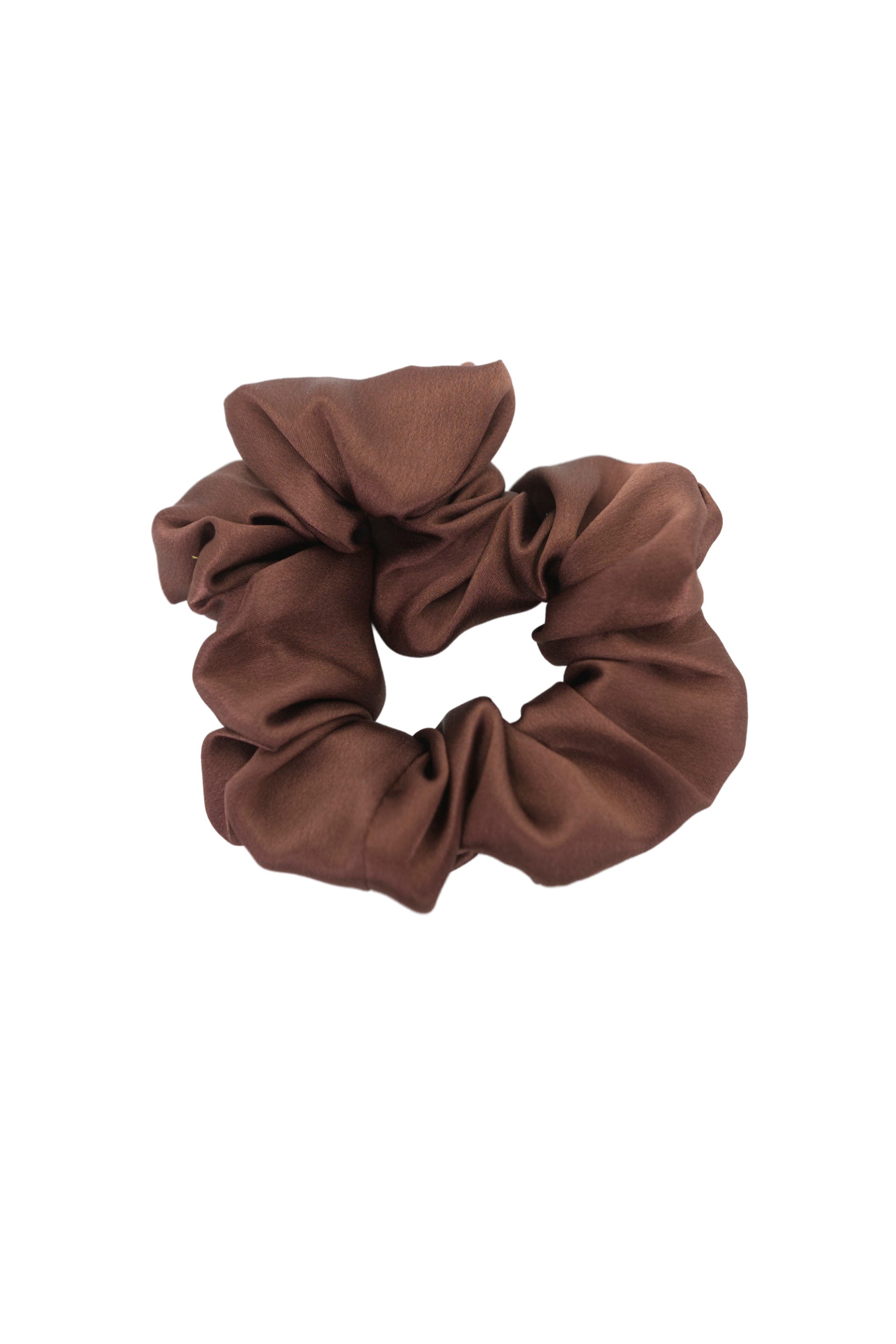Midi Scrunchie aus 100 % Seide – sanfter Haargummi für optimalen Halt, elegantes Accessoire für Haare oder als Hingucker am Handgelenk in der Farbe Coffee.