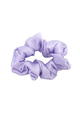 Midi Scrunchie aus 100 % Seide – sanfter Haargummi für optimalen Halt, elegantes Accessoire für Haare oder als Hingucker am Handgelenk in der Farbe Lilac.