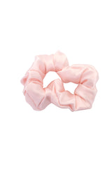 Midi Scrunchie aus 100 % Seide – sanfter Haargummi für optimalen Halt, elegantes Accessoire für Haare oder als Hingucker am Handgelenk in der Farbe Pink.