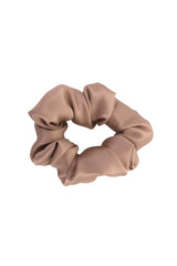 Midi Scrunchie aus 100 % Seide – sanfter Haargummi für optimalen Halt, elegantes Accessoire für Haare oder als Hingucker am Handgelenk in der Farbe Rose Pink.