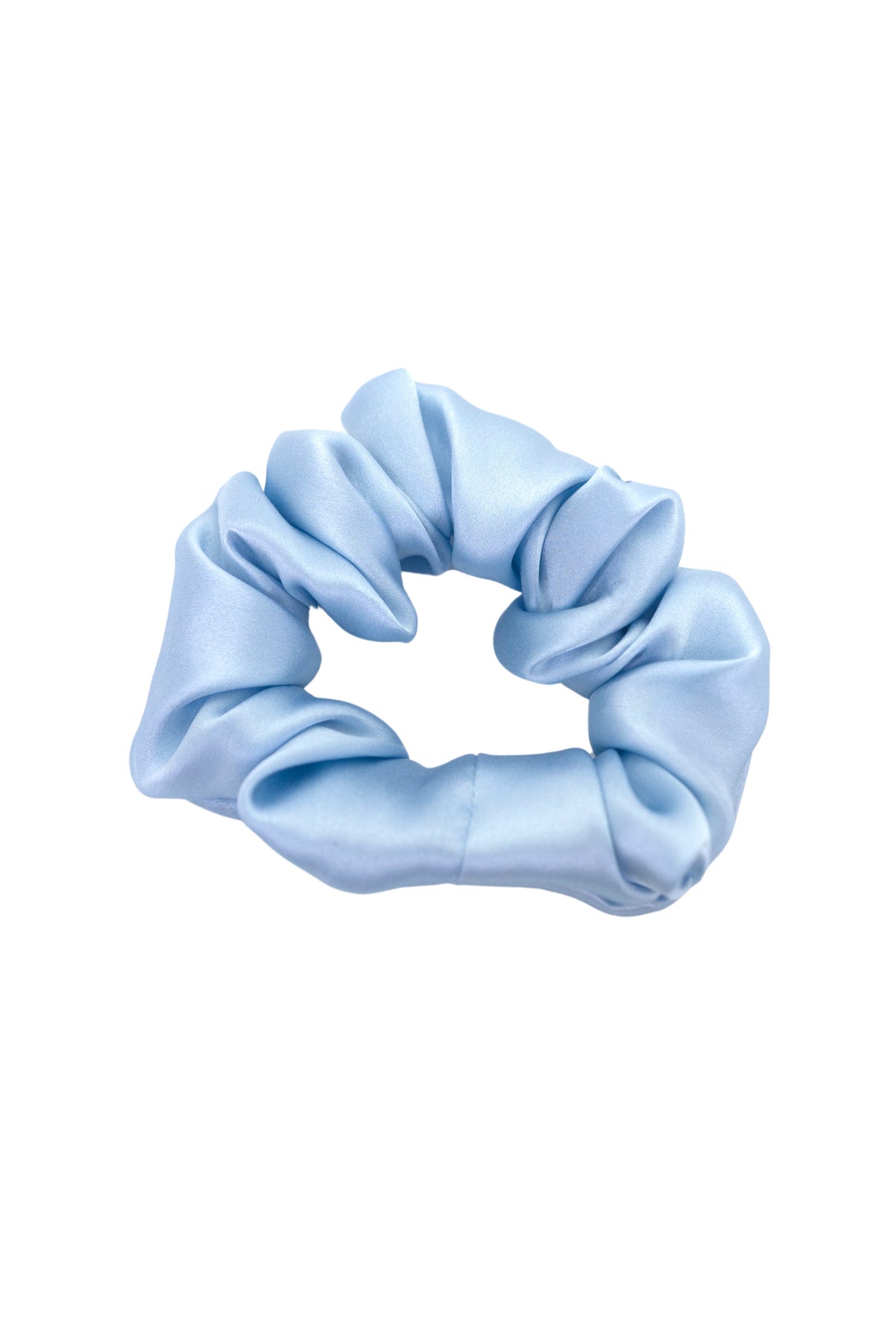 Midi Scrunchie aus 100 % Seide – sanfter Haargummi für optimalen Halt, elegantes Accessoire für Haare oder als Hingucker am Handgelenk in der Farbe Sky Blue.