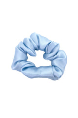 Midi Scrunchie aus 100 % Seide – sanfter Haargummi für optimalen Halt, elegantes Accessoire für Haare oder als Hingucker am Handgelenk in der Farbe Sky Blue.