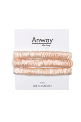 3er-Set Seiden-Scrunchies in der Farbe Baby Pink – schonender Haargummi aus 100 % Seide für sanften Halt ohne Haarbruch.