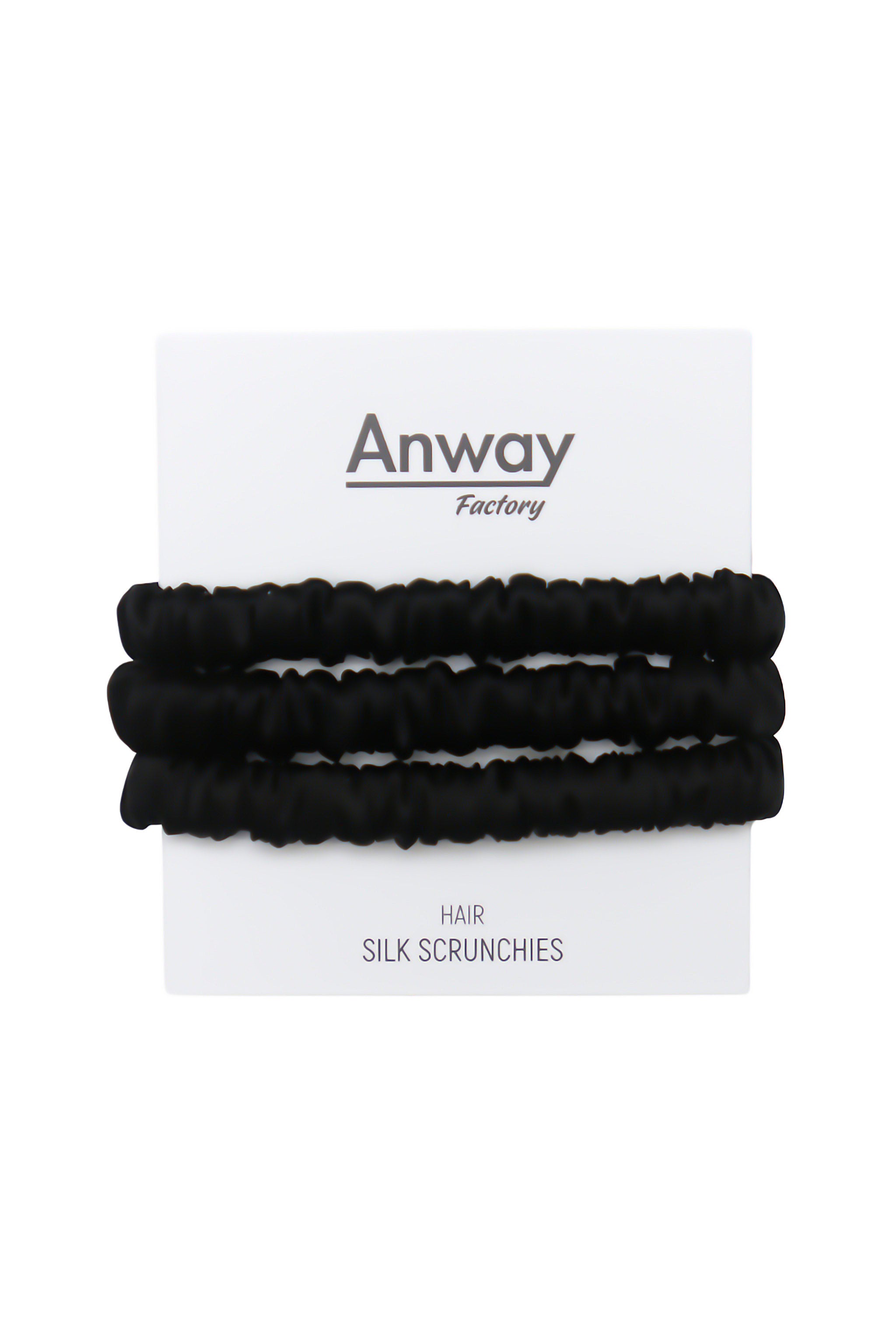 3er-Set Seiden-Scrunchies in der Farbe Schwarz – schonender Haargummi aus 100 % Seide für sanften Halt ohne Haarbruch.