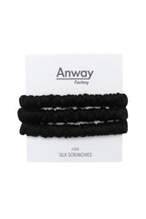 3er-Set Seiden-Scrunchies in der Farbe Schwarz – schonender Haargummi aus 100 % Seide für sanften Halt ohne Haarbruch.