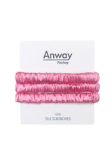 3er-Set Seiden-Scrunchies in der Farbe Carmine – schonender Haargummi aus 100 % Seide für sanften Halt ohne Haarbruch.