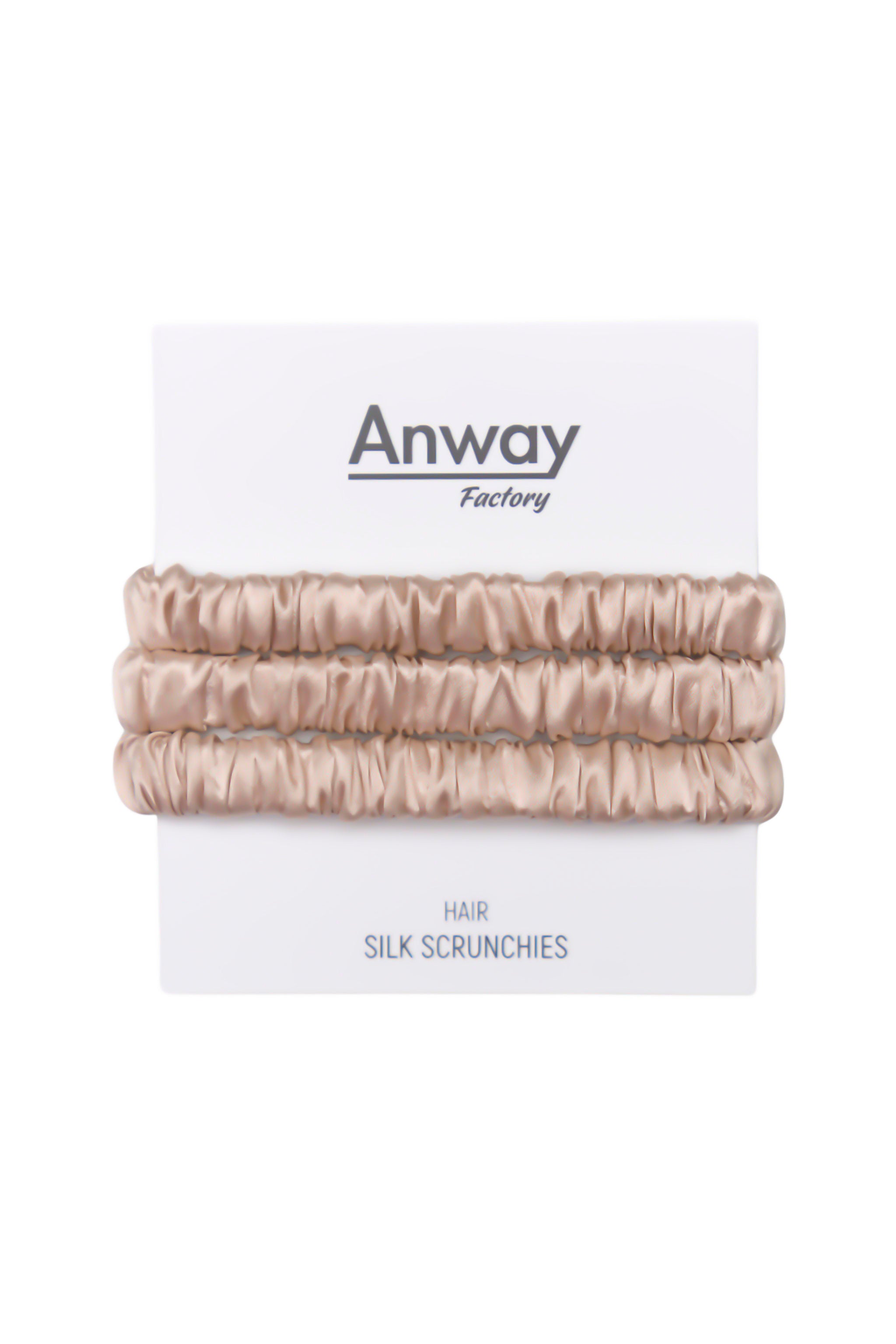 3er-Set Seiden-Scrunchies in der Farbe Incarnadine – schonender Haargummi aus 100 % Seide für sanften Halt ohne Haarbruch.