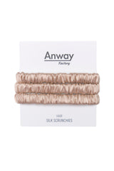 3er-Set Seiden-Scrunchies in der Farbe Incarnadine – schonender Haargummi aus 100 % Seide für sanften Halt ohne Haarbruch.