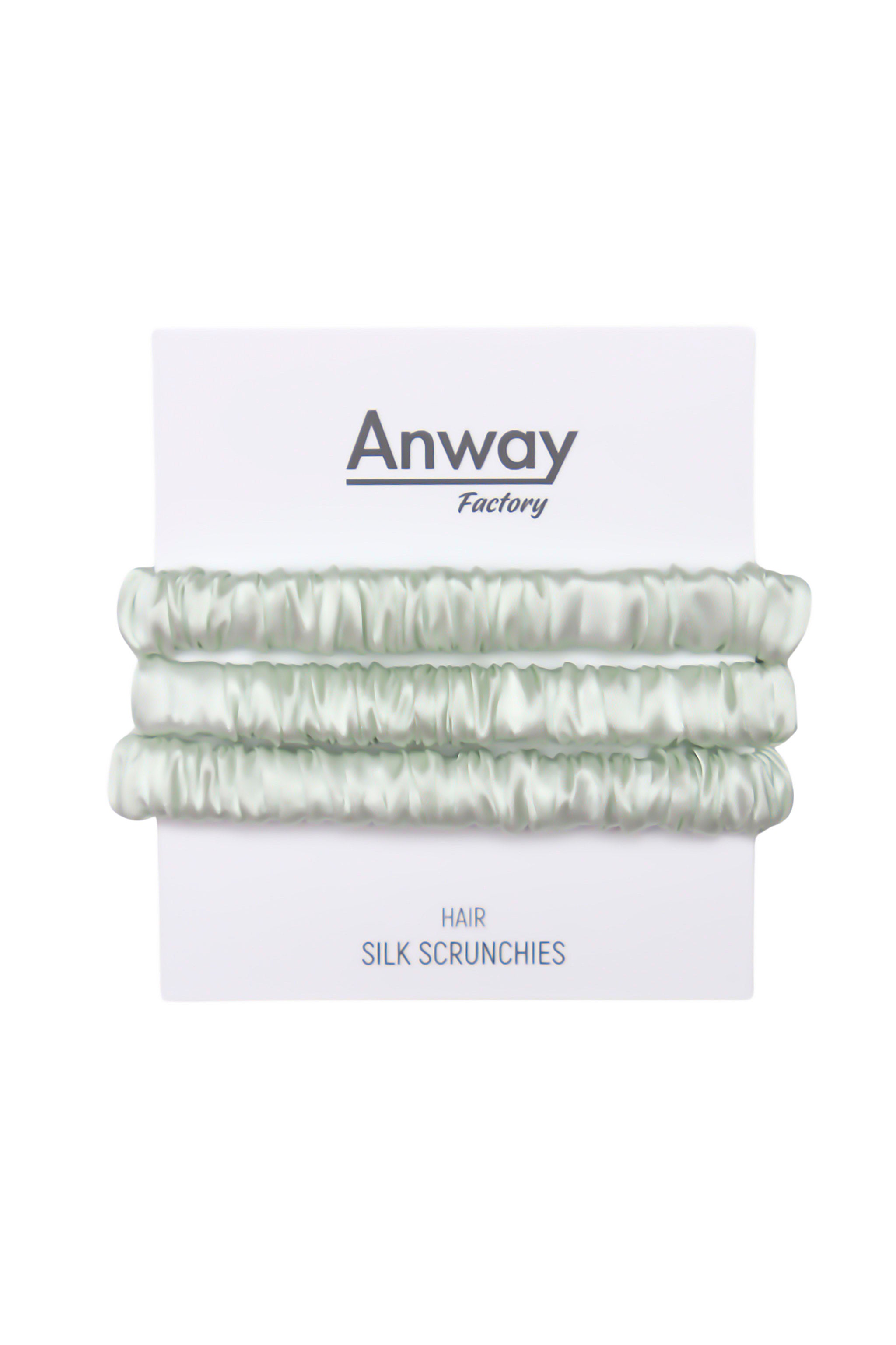 3er-Set Seiden-Scrunchies in der Farbe Light Green – schonender Haargummi aus 100 % Seide für sanften Halt ohne Haarbruch.