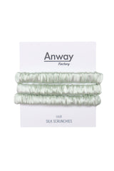 3er-Set Seiden-Scrunchies in der Farbe Light Green – schonender Haargummi aus 100 % Seide für sanften Halt ohne Haarbruch.
