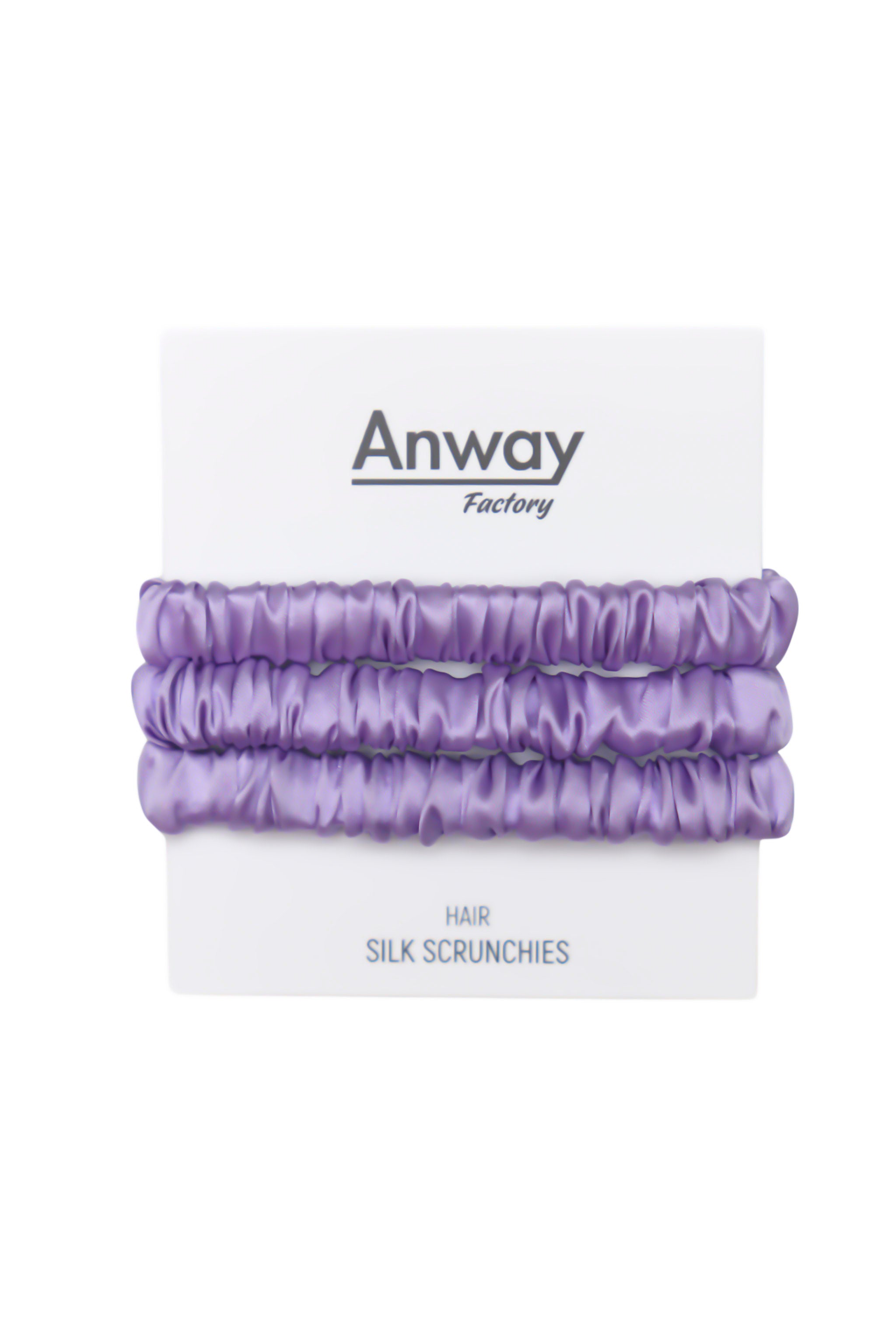 3er-Set Seiden-Scrunchies in der Farbe Lilac – schonender Haargummi aus 100 % Seide für sanften Halt ohne Haarbruch.