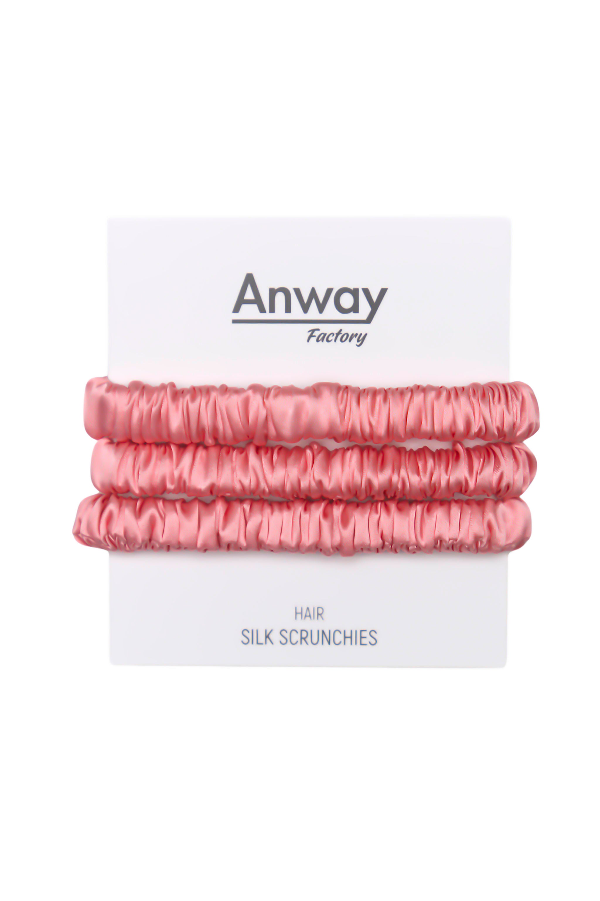 3er-Set Seiden-Scrunchies in der Farbe Peach – schonender Haargummi aus 100 % Seide für sanften Halt ohne Haarbruch.