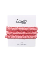 3er-Set Seiden-Scrunchies in der Farbe Peach – schonender Haargummi aus 100 % Seide für sanften Halt ohne Haarbruch.