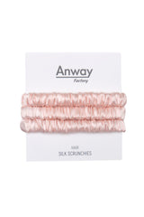 3er-Set Seiden-Scrunchies in der Farbe Pink – schonender Haargummi aus 100 % Seide für sanften Halt ohne Haarbruch.