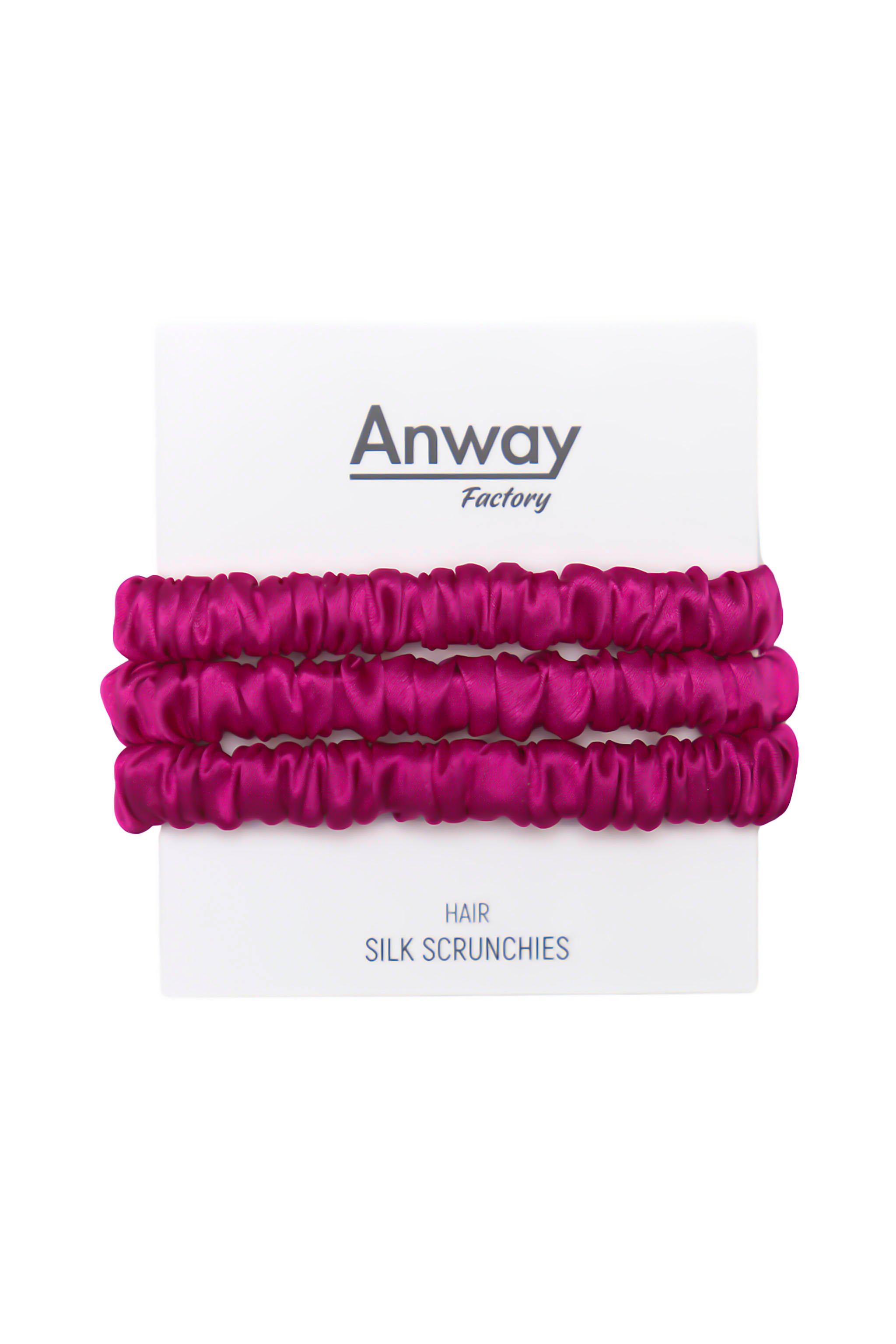 3er-Set Seiden-Scrunchies in der Farbe Rose – schonender Haargummi aus 100 % Seide für sanften Halt ohne Haarbruch.