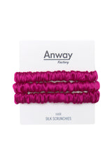 3er-Set Seiden-Scrunchies in der Farbe Rose – schonender Haargummi aus 100 % Seide für sanften Halt ohne Haarbruch.