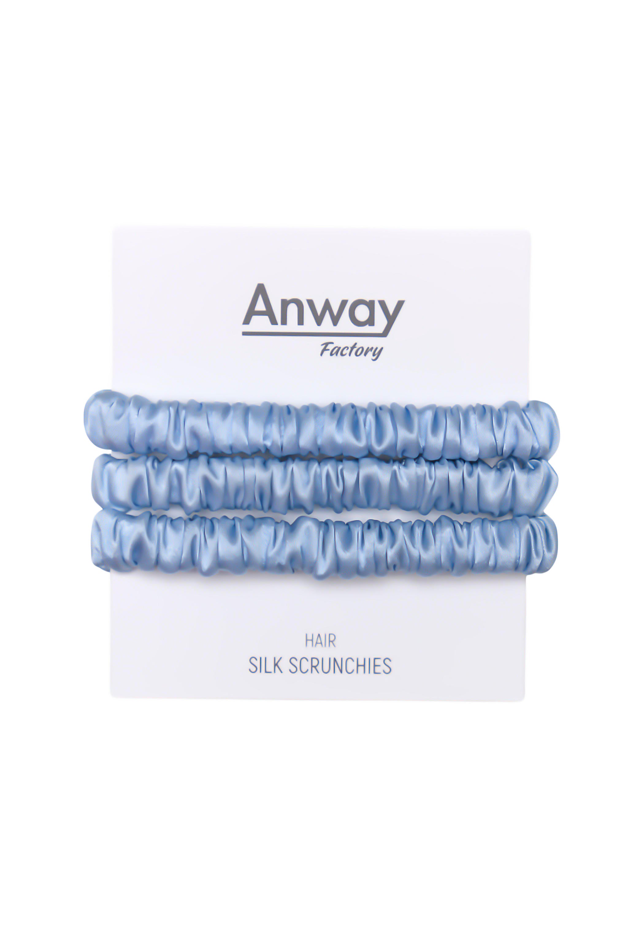 3er-Set Seiden-Scrunchies in der Farbe Sky Blue – schonender Haargummi aus 100 % Seide für sanften Halt ohne Haarbruch.