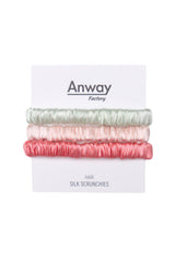 3er-Set Seiden-Scrunchies in den Farben Light Green, Pink und Peach – schonender Haargummi aus 100 % Seide für sanften Halt ohne Haarbruch.