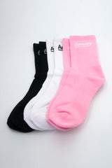 Weiche, bequeme Socken aus hochwertigem Materialmix (80 % Baumwolle, 15 % Polyester, 5 % Elastan) mit eingearbeitetem «Anway» Logo. Schlichtes Design und angenehm zu tragen – perfekt für den Alltag. Im 3er-Set - in den Fraben rosa, weiss und schwarz.