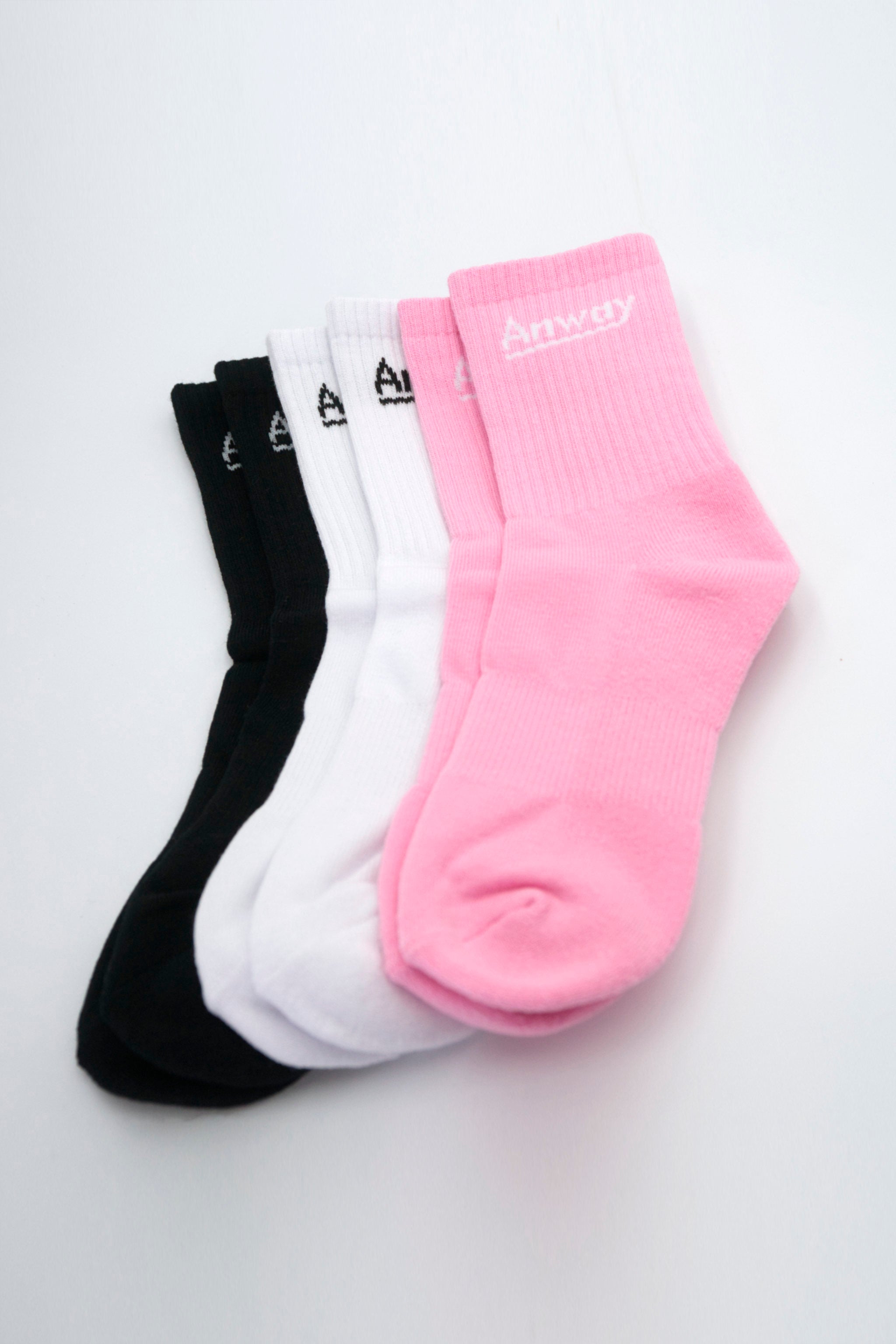 Weiche, bequeme Socken aus hochwertigem Materialmix (80 % Baumwolle, 15 % Polyester, 5 % Elastan) mit eingearbeitetem «Anway» Logo. Schlichtes Design und angenehm zu tragen – perfekt für den Alltag. Im 3er-Set - in den Fraben rosa, weiss und schwarz.