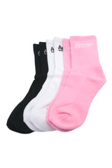 Weiche, bequeme Socken aus hochwertigem Materialmix (80 % Baumwolle, 15 % Polyester, 5 % Elastan) mit eingearbeitetem «Anway» Logo. Schlichtes Design und angenehm zu tragen – perfekt für den Alltag. Im 3er-Set - in den Fraben rosa, weiss und schwarz.