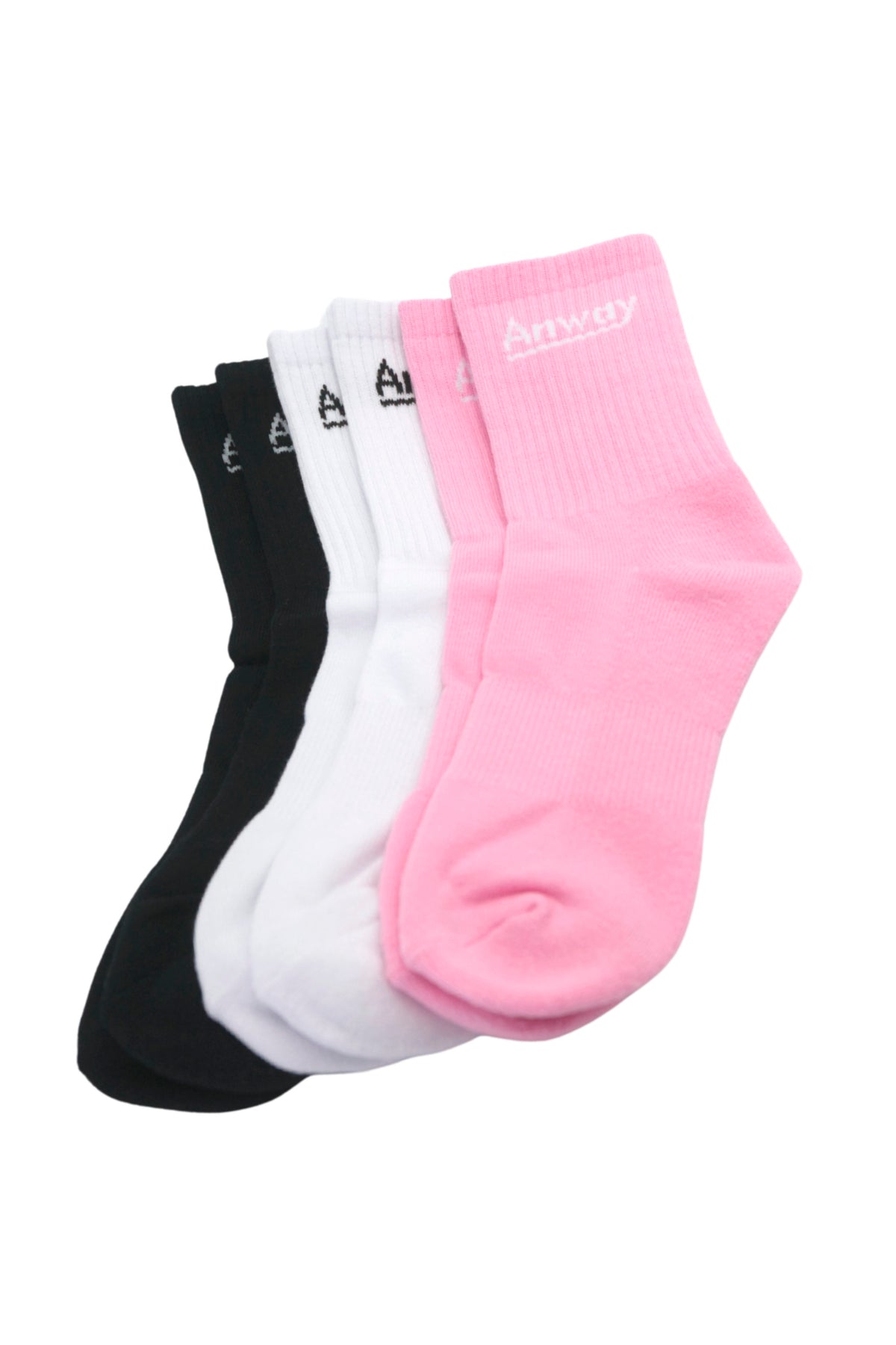 Weiche, bequeme Socken aus hochwertigem Materialmix (80 % Baumwolle, 15 % Polyester, 5 % Elastan) mit eingearbeitetem «Anway» Logo. Schlichtes Design und angenehm zu tragen – perfekt für den Alltag. Im 3er-Set - in den Fraben rosa, weiss und schwarz.