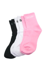 Weiche, bequeme Socken aus hochwertigem Materialmix (80 % Baumwolle, 15 % Polyester, 5 % Elastan) mit eingearbeitetem «Anway» Logo. Schlichtes Design und angenehm zu tragen – perfekt für den Alltag. Im 3er-Set - in den Fraben rosa, weiss und schwarz.