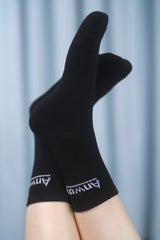 Weiche, bequeme Socken aus hochwertigem Materialmix (80 % Baumwolle, 15 % Polyester, 5 % Elastan) mit eingearbeitetem «Anway» Logo. Schlichtes Design und angenehm zu tragen – perfekt für den Alltag.