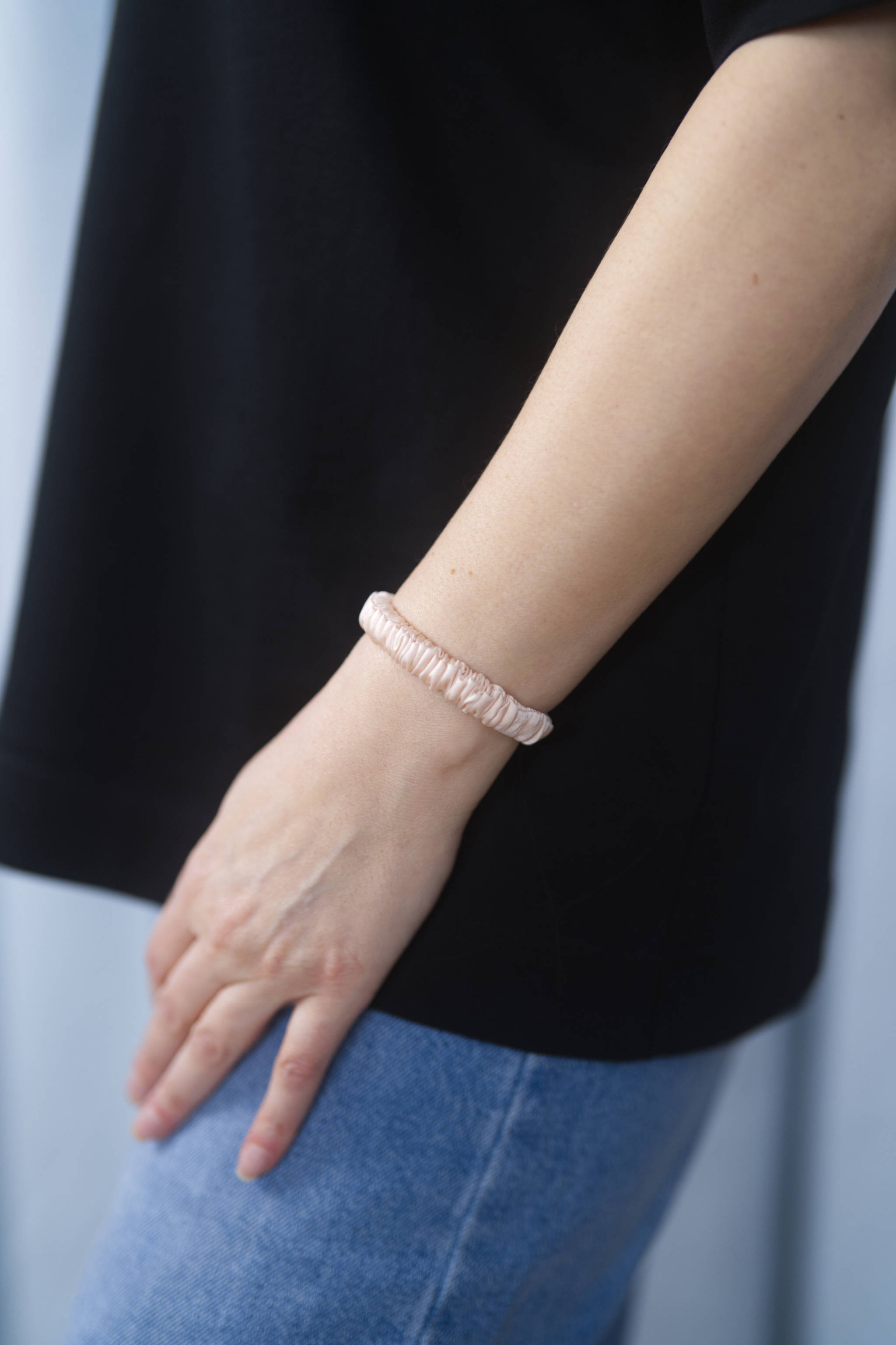 Seiden-Scrunchie in der Farbe Baby Pink – schonender Haargummi aus 100 % Seide für sanften Halt ohne Haarbruch.