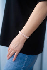 Seiden-Scrunchie in der Farbe Baby Pink – schonender Haargummi aus 100 % Seide für sanften Halt ohne Haarbruch.