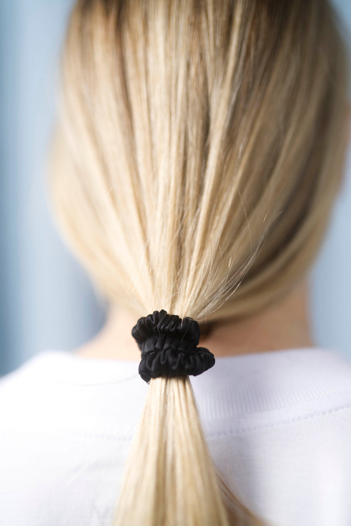 Seiden-Scrunchie in der Farbe Schwarz – schonender Haargummi aus 100 % Seide für sanften Halt ohne Haarbruch.
