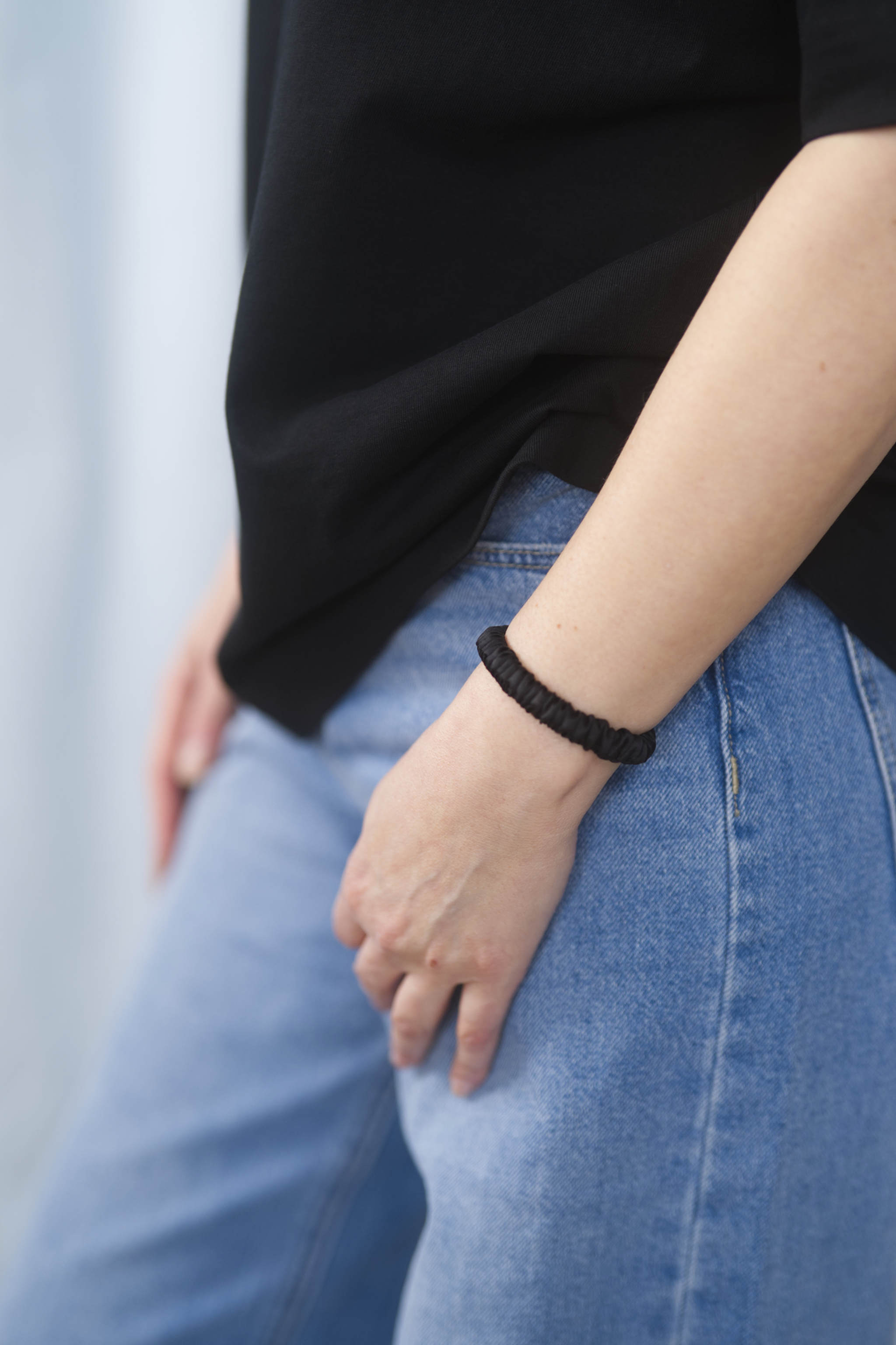 Seiden-Scrunchie in der Farbe Schwarz – schonender Haargummi aus 100 % Seide für sanften Halt ohne Haarbruch.