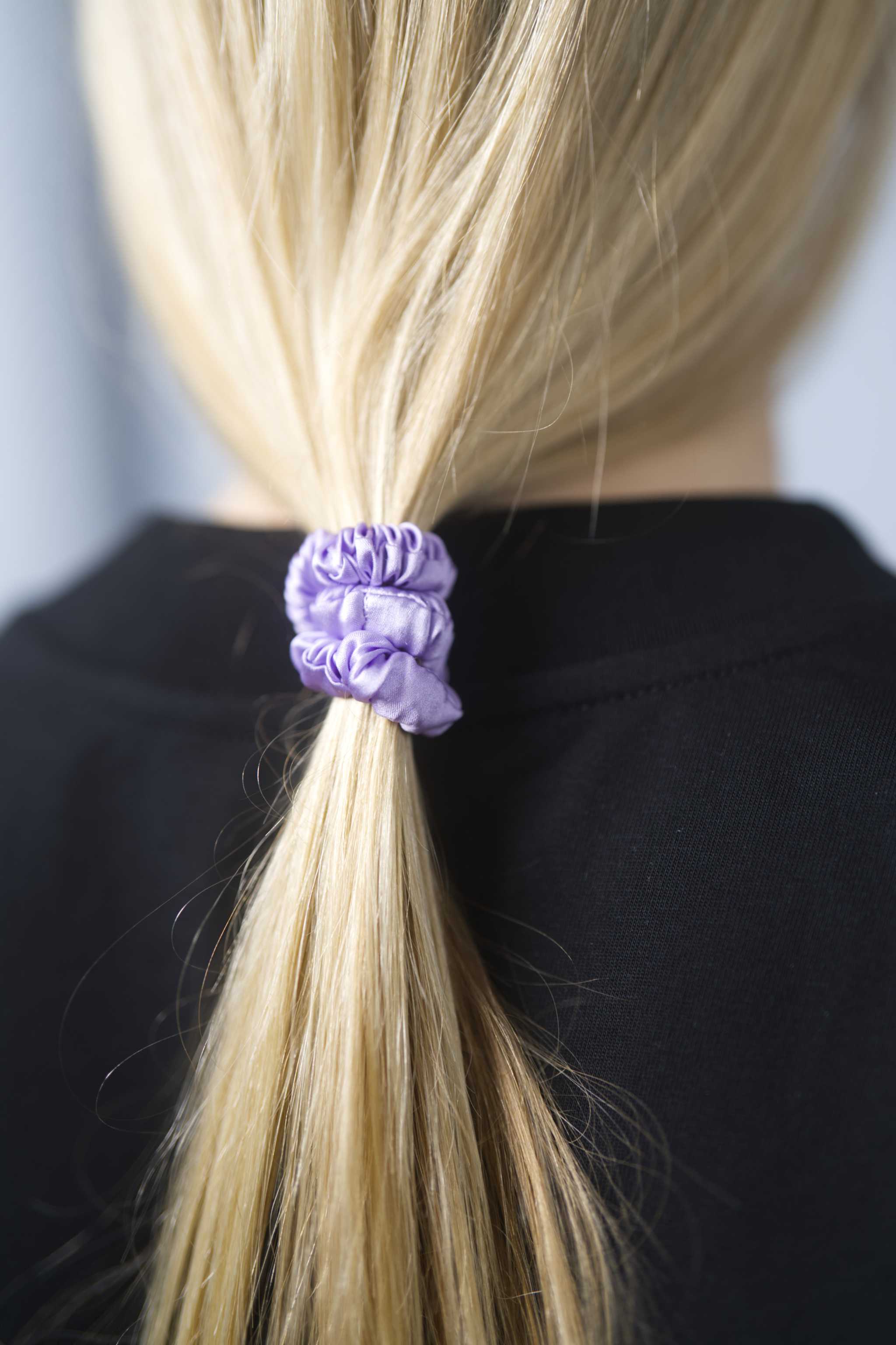Seiden-Scrunchie in der Farbe Lilac – schonender Haargummi aus 100 % Seide für sanften Halt ohne Haarbruch.