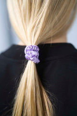 Seiden-Scrunchie in der Farbe Lilac – schonender Haargummi aus 100 % Seide für sanften Halt ohne Haarbruch.