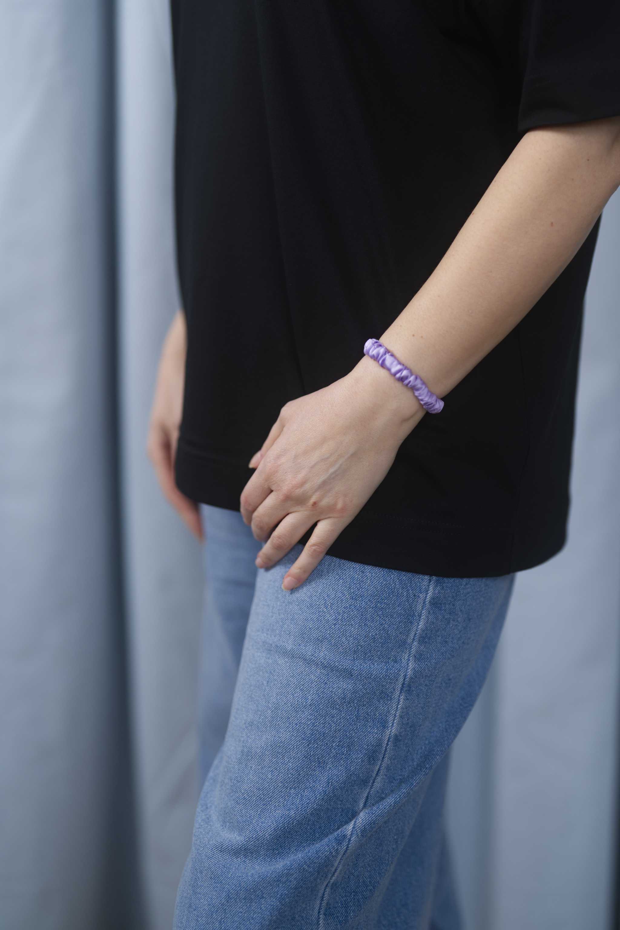 Seiden-Scrunchie in der Farbe Lilac – schonender Haargummi aus 100 % Seide für sanften Halt ohne Haarbruch.