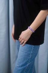 Seiden-Scrunchie in der Farbe Lilac – schonender Haargummi aus 100 % Seide für sanften Halt ohne Haarbruch.