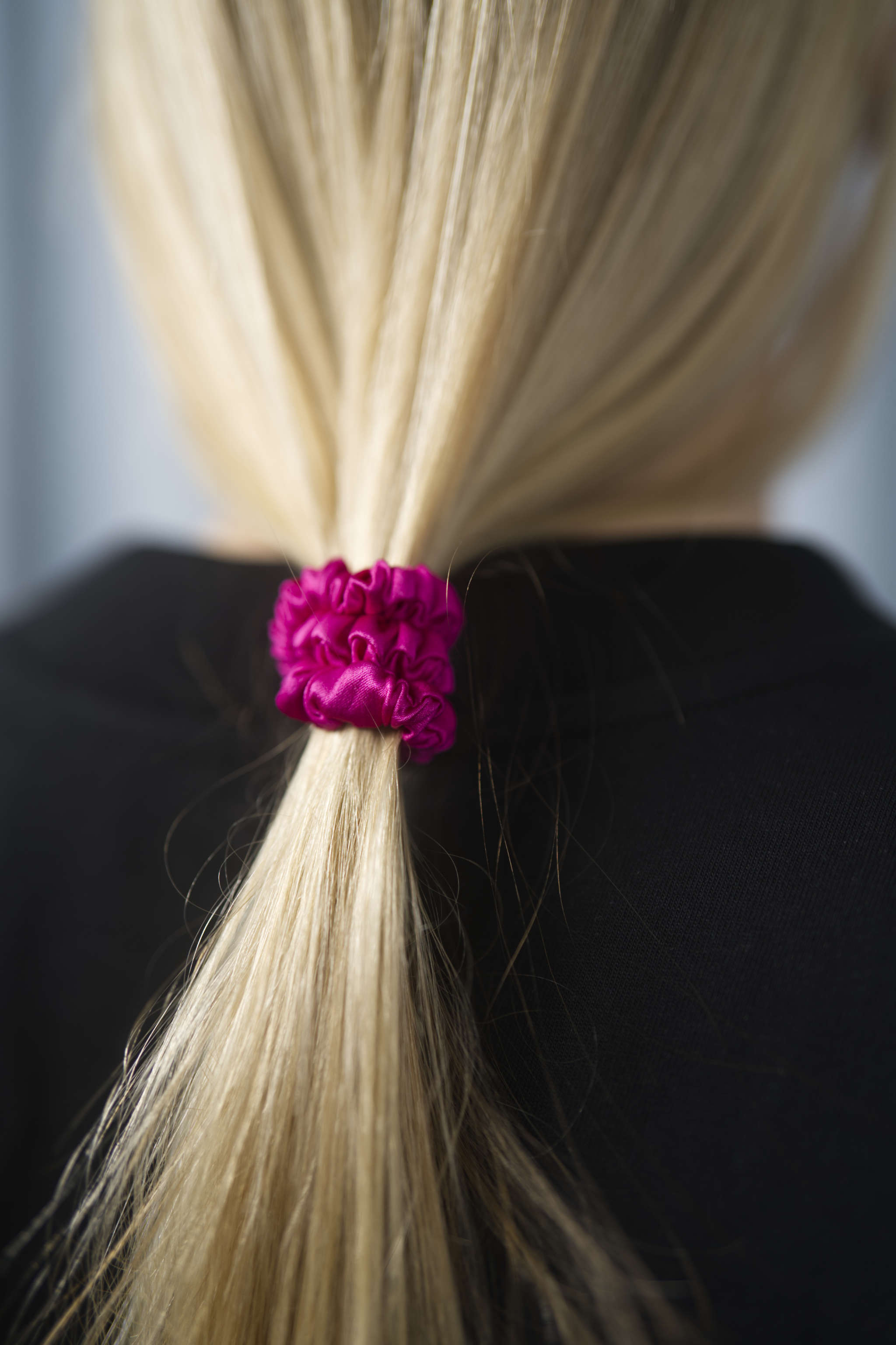 Seiden-Scrunchie in der Farbe Rose – schonender Haargummi aus 100 % Seide für sanften Halt ohne Haarbruch.