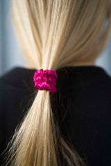 Seiden-Scrunchie in der Farbe Rose – schonender Haargummi aus 100 % Seide für sanften Halt ohne Haarbruch.