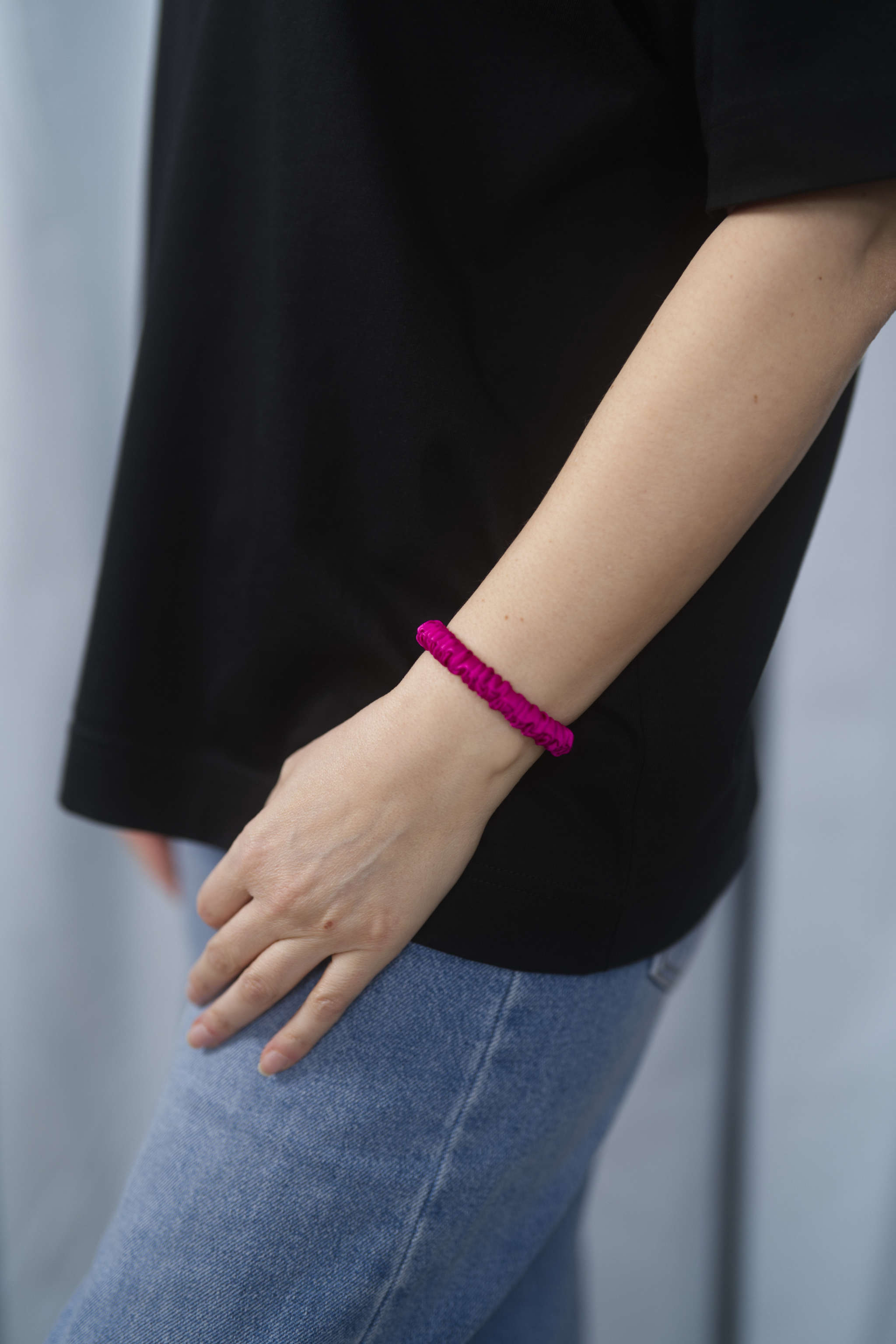Seiden-Scrunchie in der Farbe Rose – schonender Haargummi aus 100 % Seide für sanften Halt ohne Haarbruch.