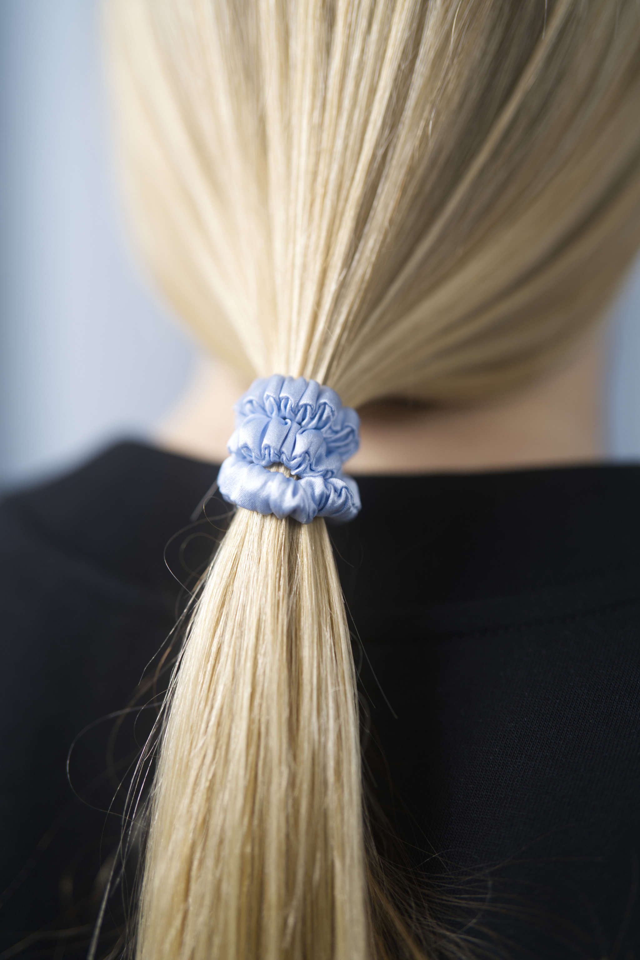 Seiden-Scrunchie in der Farbe Sky Blue – schonender Haargummi aus 100 % Seide für sanften Halt ohne Haarbruch.