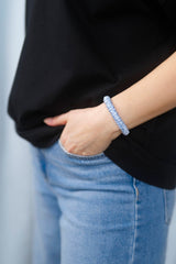 Seiden-Scrunchie in der Farbe Sky Blue – schonender Haargummi aus 100 % Seide für sanften Halt ohne Haarbruch.