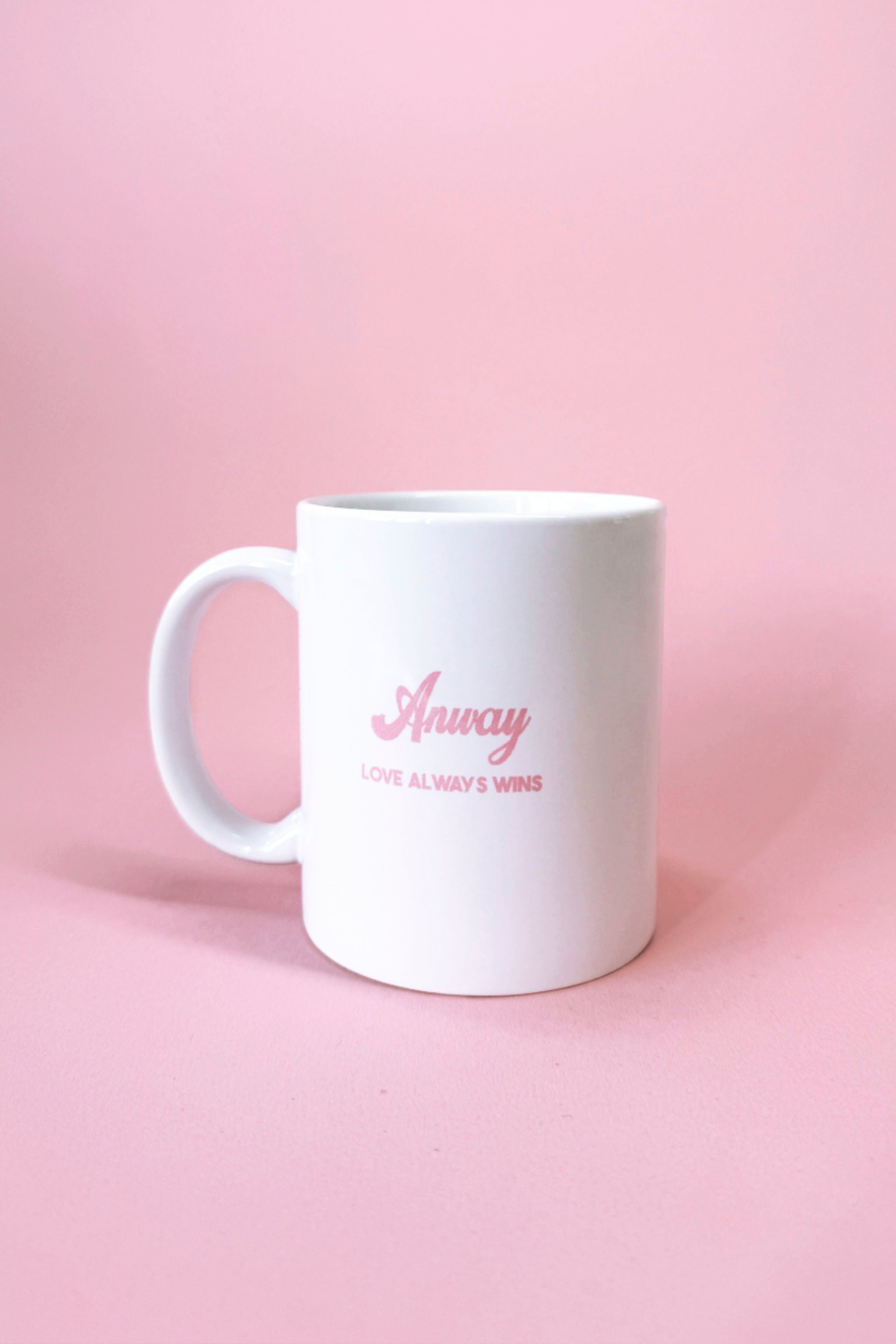 Weisse Keramik Tasse mit rosa Print Anway LOVE ALWAYS WINS