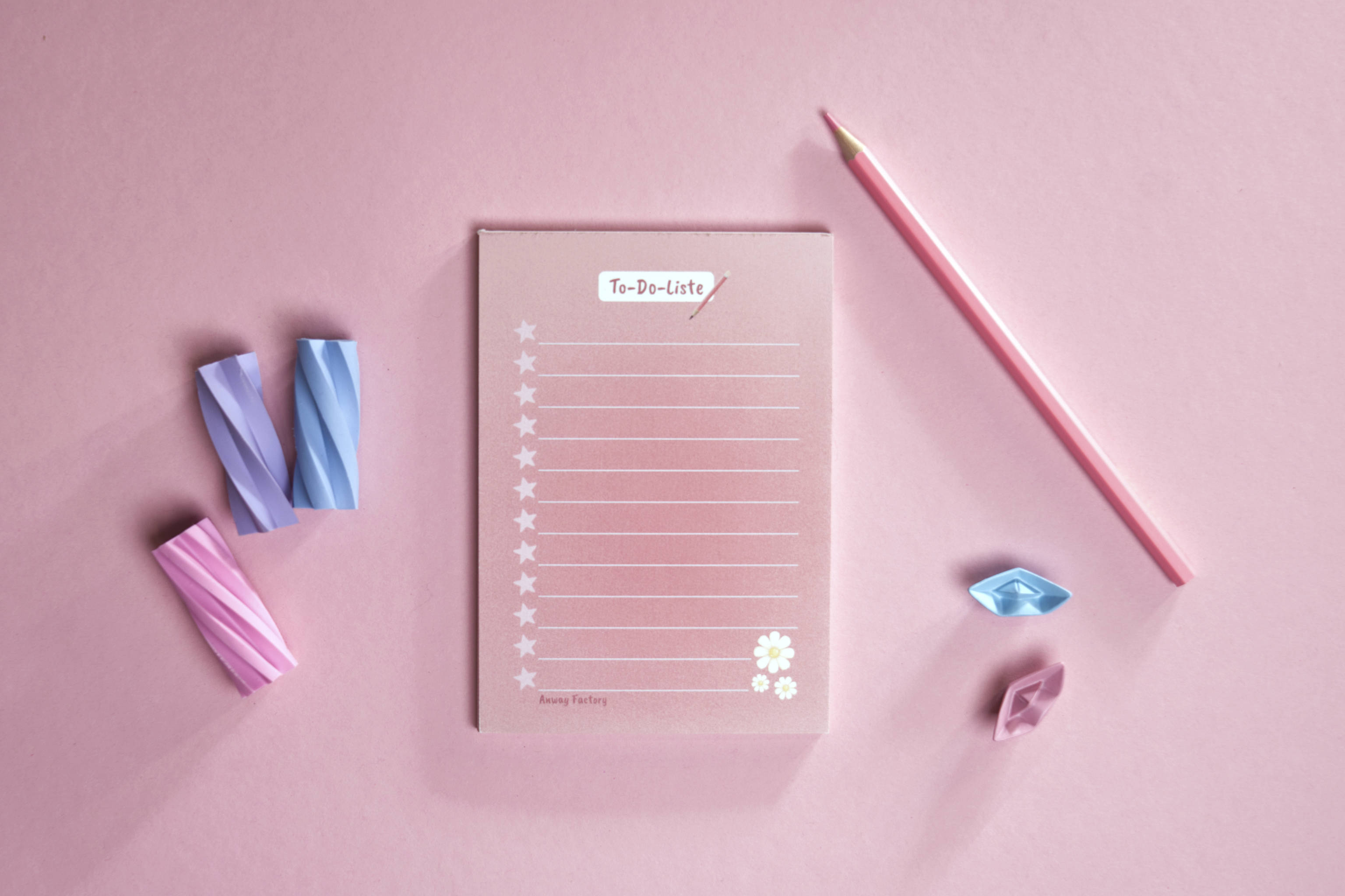 To-Do-Liste FLOWER POWER im kompakten A6-Hochformat mit 50 Blättern. Charmant gestalteter Notizblock für tägliche Aufgaben und Termine – ideal zum Abhaken und Strukturieren des Alltags.