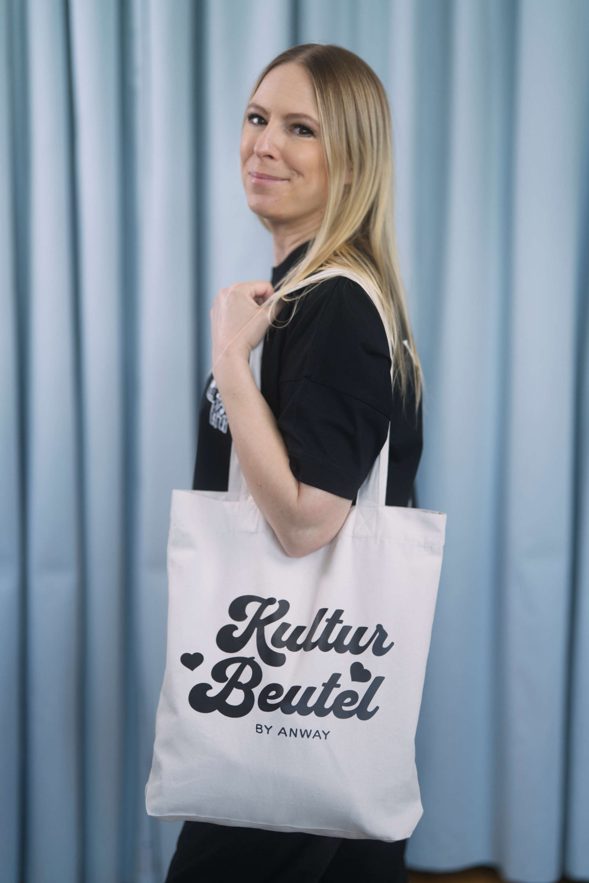 Naturfarbene Tote Bag mit schwarzem oder rosa Retro-Schriftzug „Kultur Beutel BY ANWAY“, grosse Stofftasche aus 80% recycelter Baumwolle und 20% recyceltem Polyester, mit langen Henkeln und robustem Schnitt – ideal als stylischer Alltagsbegleiter.