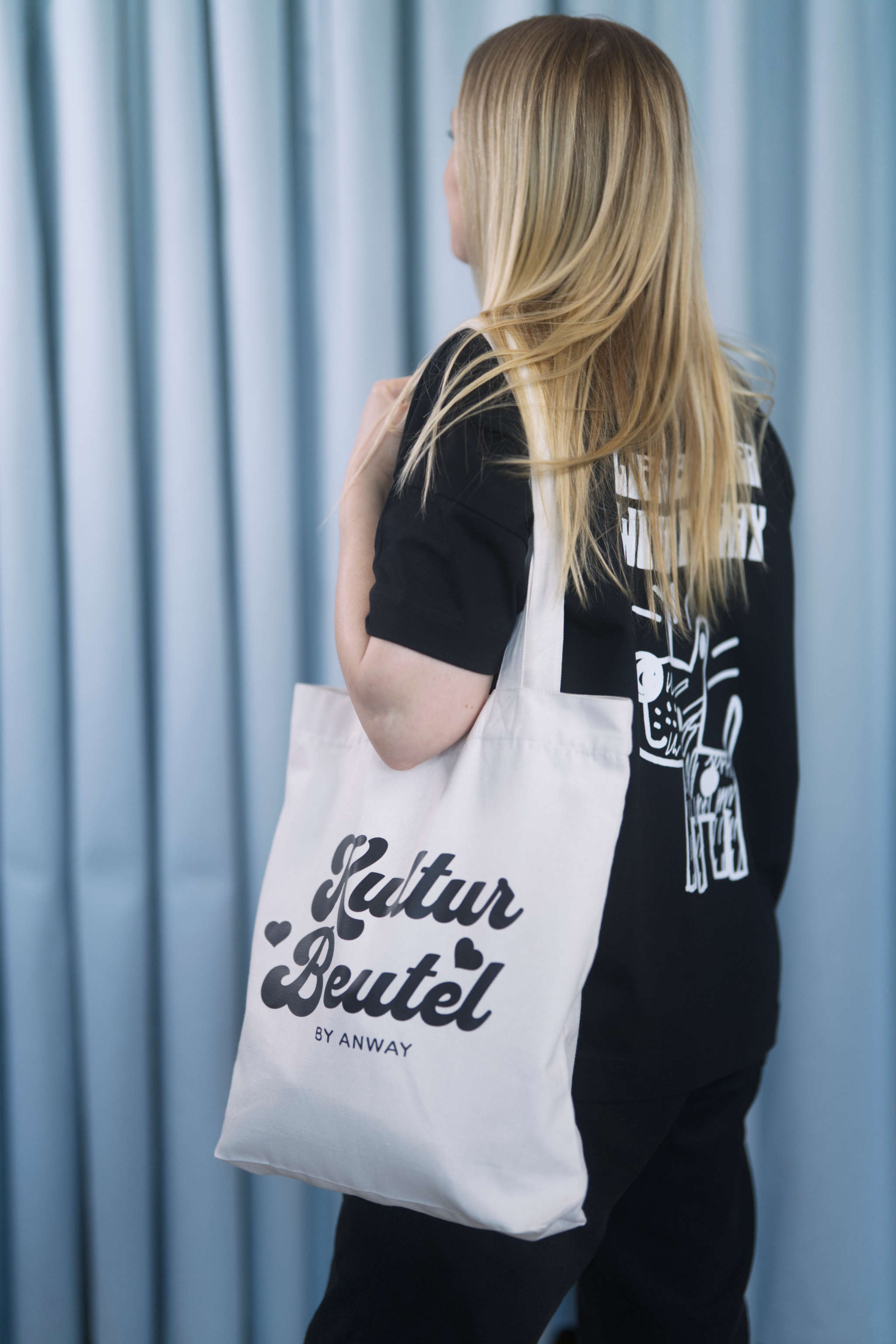 Naturfarbene Tote Bag mit schwarzem oder rosa Retro-Schriftzug „Kultur Beutel BY ANWAY“, grosse Stofftasche aus 80% recycelter Baumwolle und 20% recyceltem Polyester, mit langen Henkeln und robustem Schnitt – ideal als stylischer Alltagsbegleiter.