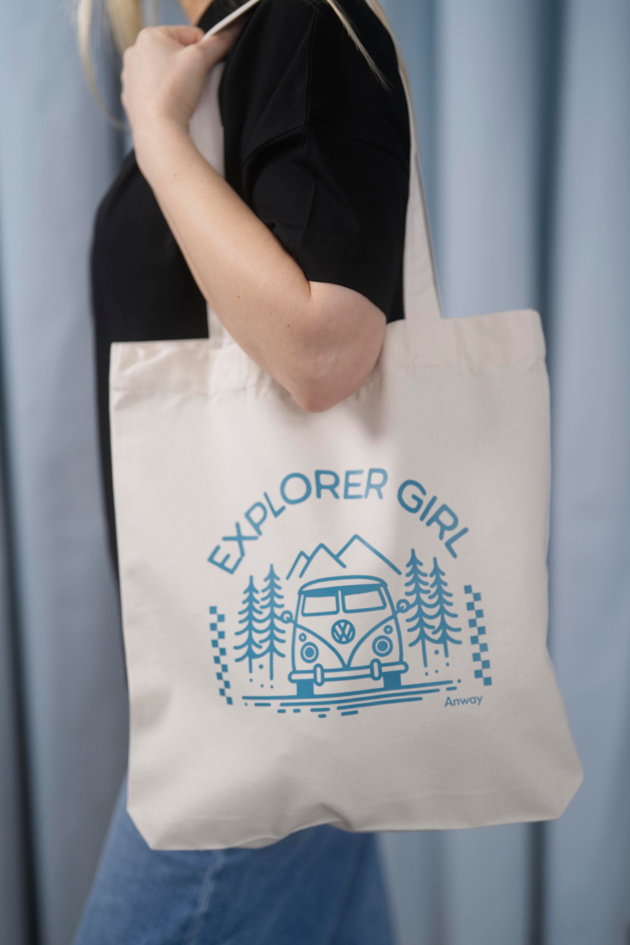 Naturfarbene Tote Bag mit türkis Aufdruck „EXPLORER GIRL“ – illustriert mit einem VW-Bus, Tannenbäumen und Bergen – robustes, stylisches Accessoire aus 80% recycelter Baumwolle und 20% recyceltem Polyester, fair produziert.