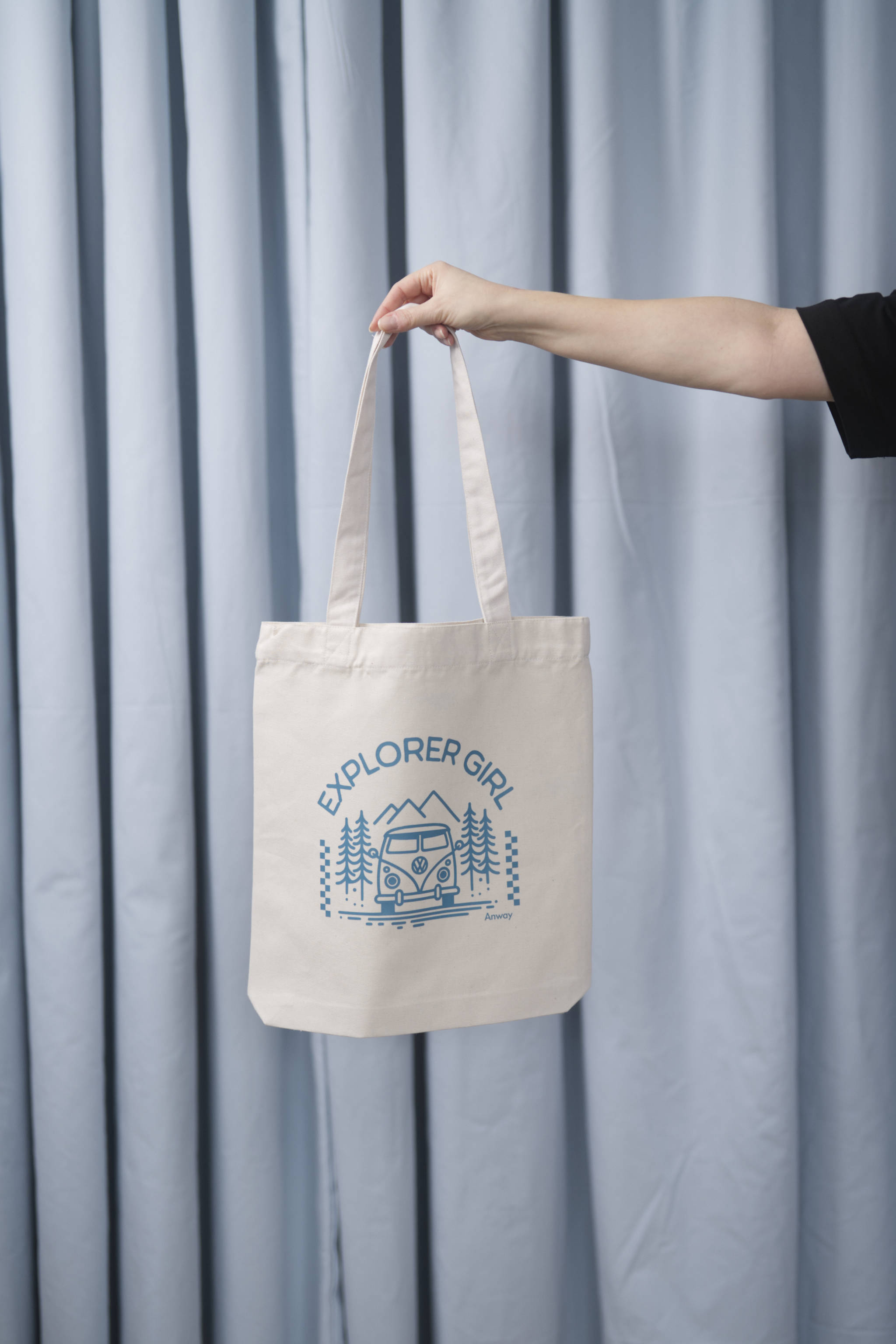 Naturfarbene Tote Bag mit türkis Aufdruck „EXPLORER GIRL“ – illustriert mit einem VW-Bus, Tannenbäumen und Bergen – robustes, stylisches Accessoire aus 80% recycelter Baumwolle und 20% recyceltem Polyester, fair produziert.