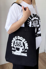 TRAGETASCHE | MORE DOZING LESS THINKING | BLACK